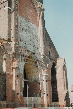 Vorschaubild Wismar: St. Marien, Turm mit Resten des Langhausansatzes. beschädigtes Langhaus 1960 gesprengt (Foto 1990)
